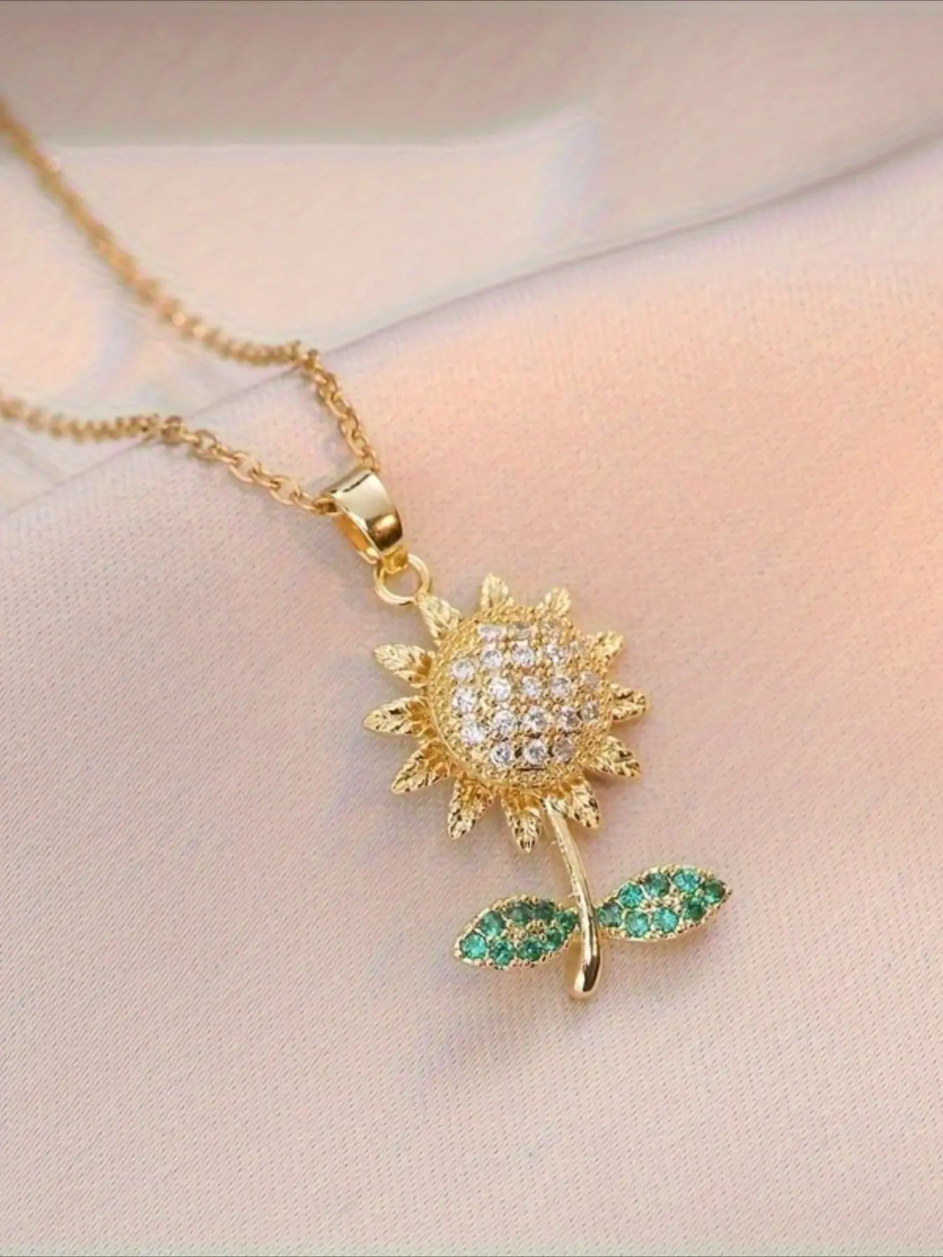Fashionable and Sweet Zircon Sunflower Pendant Necklace, Stainless Steel Women's Necklace, Elegant Women's Daily Commuting Versatile Necklace, Valentine's Day and Mother's Day Gift, Jewellery Pendant