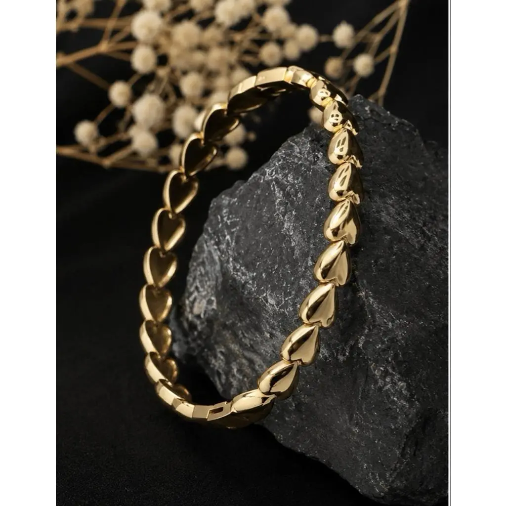 Neivora Collections Luxury Gold Heart-Link Bracelet Elegant & Timeless Jewelry for Women