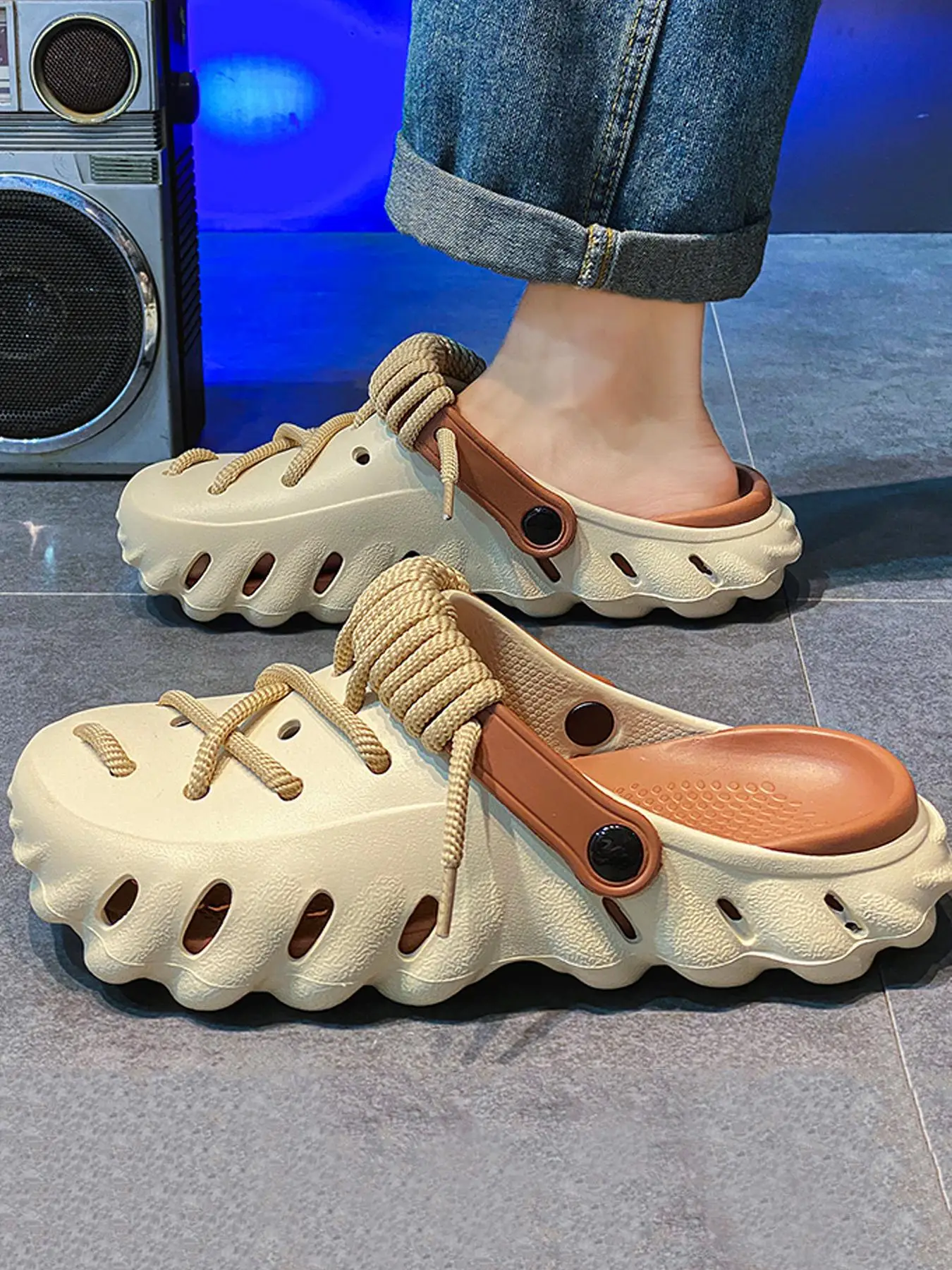 Men's Casual Hollow Out Design Clogs, New Style Comfortable Breathable Clogs for Men Student, Fashionable Shoes for Summer Beach Vacation, Unique Sand