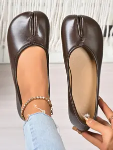 Women's new plus-size split-toe lightweight and comfortable slip-on shoes, stylish and simple for commuting and casual wear, flat-soled shoes