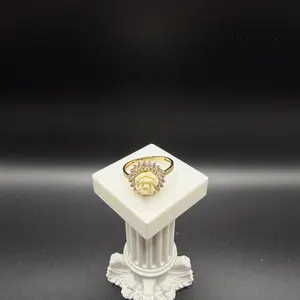 Anillo en oro 10K c con diseño de rosa elegante y detalles de diamantes brillantes para ocasiones especiales