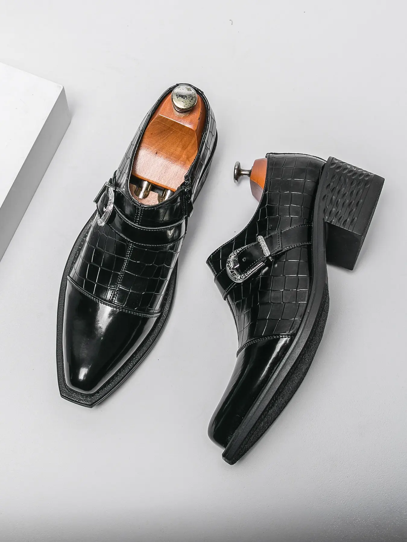 Cesare Paciotti Black Leather Single-Buckle Monk Strap Shoes with Red Lining HEROES By CESARE PACIOTTI Single Monk-Strap Side Zip Boots  main image 3