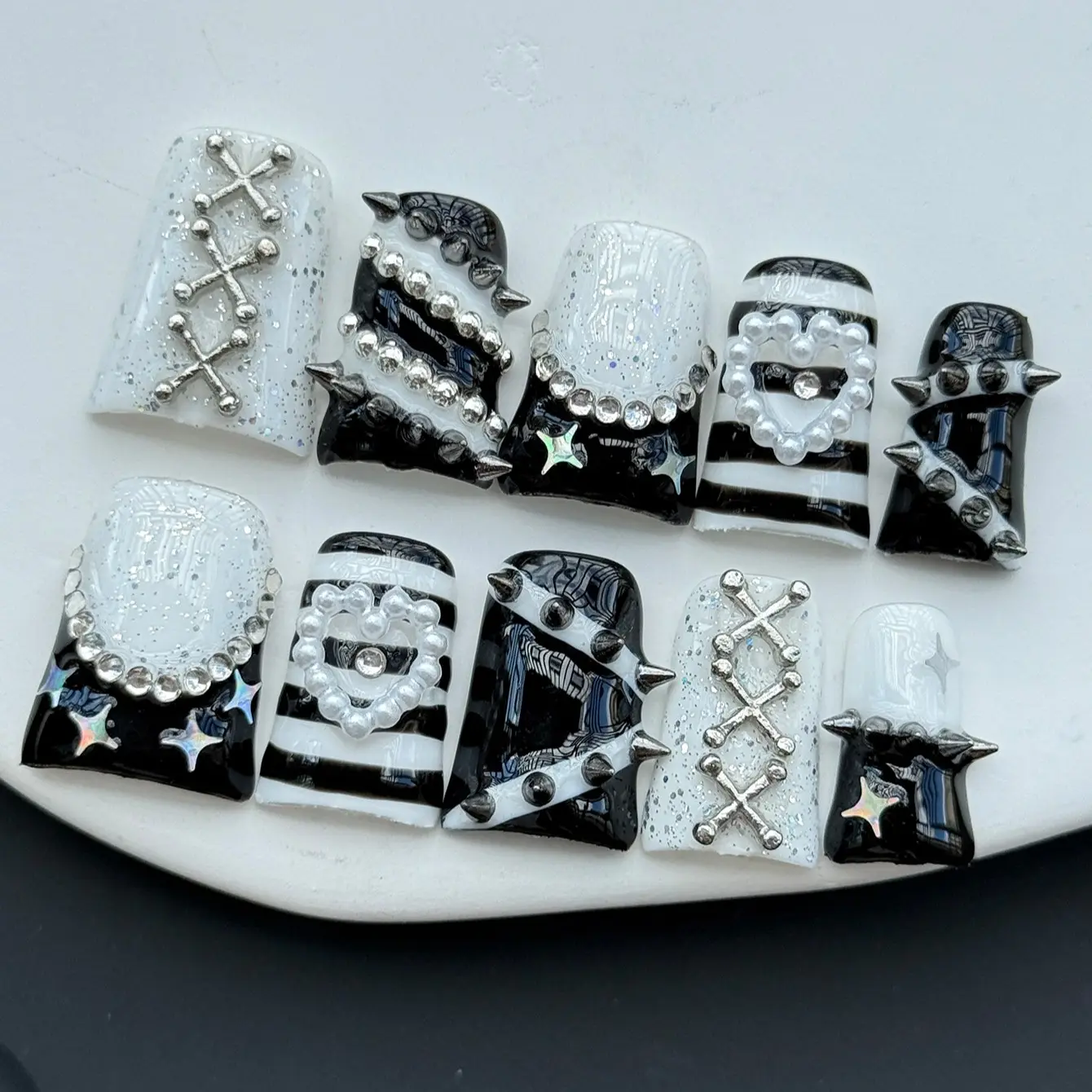 Y2K Punk Style Press-On Nails, Fake Nails Set, Press On Sets, 10 Pcs Medium Length, Rivet Embellished, Glitter Nails, Perfect for Concerts, Suitable for All Ages, Women's Nail Art