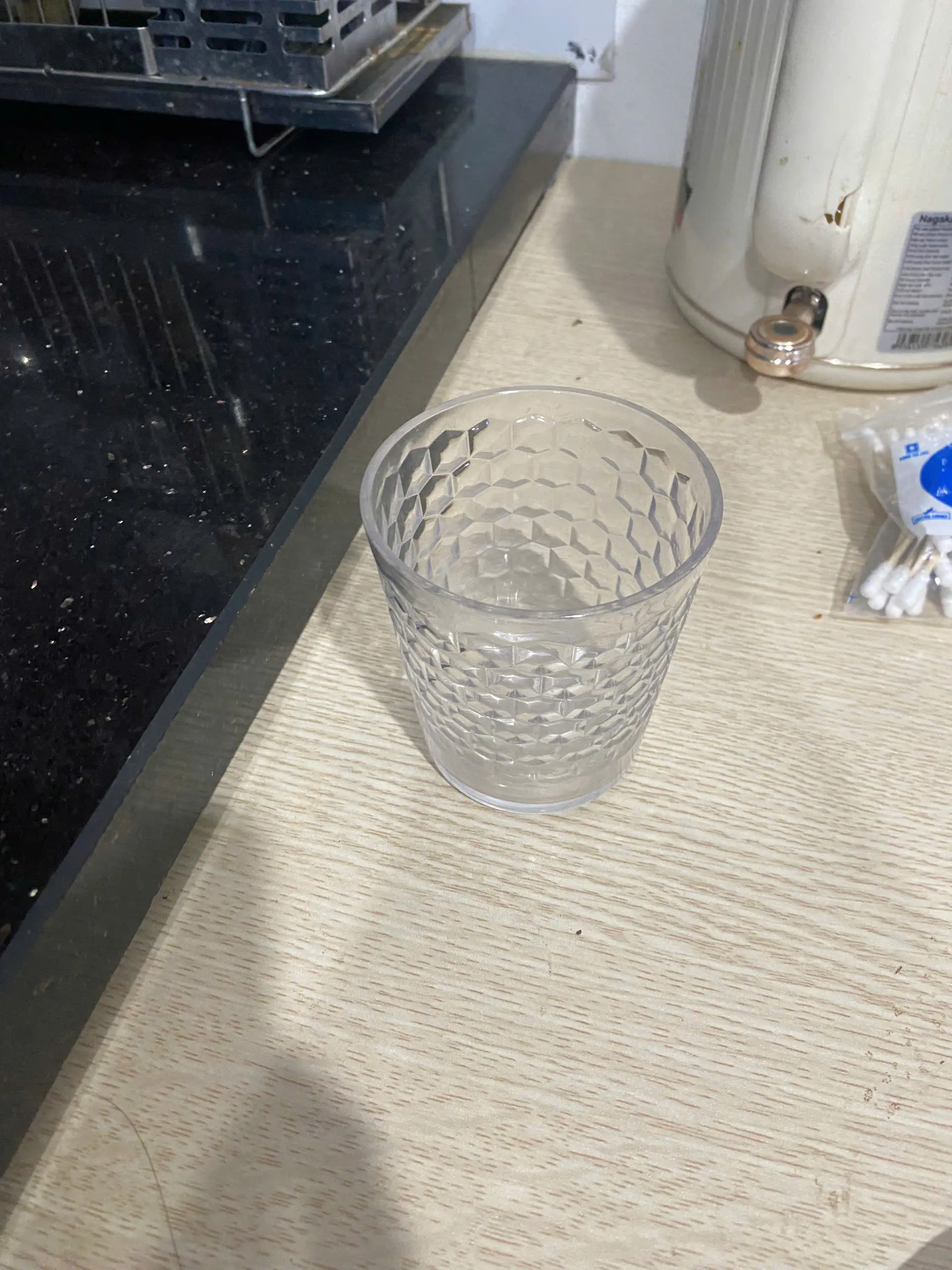 Clear Textured Drinking Cup – Reusable Diamond Pattern Tumbler for Water, Juice and Cold Beverages, Lightweight Everyday Drinkware