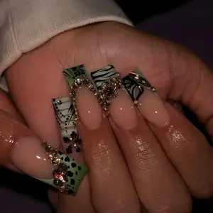 Leaf Pattern Fake Nails with Nail File & Tape, Glossy False Nails, 24pcs Removable False Nails for Women Girls Nail Art, Effortless Press on Nails Manicure Set