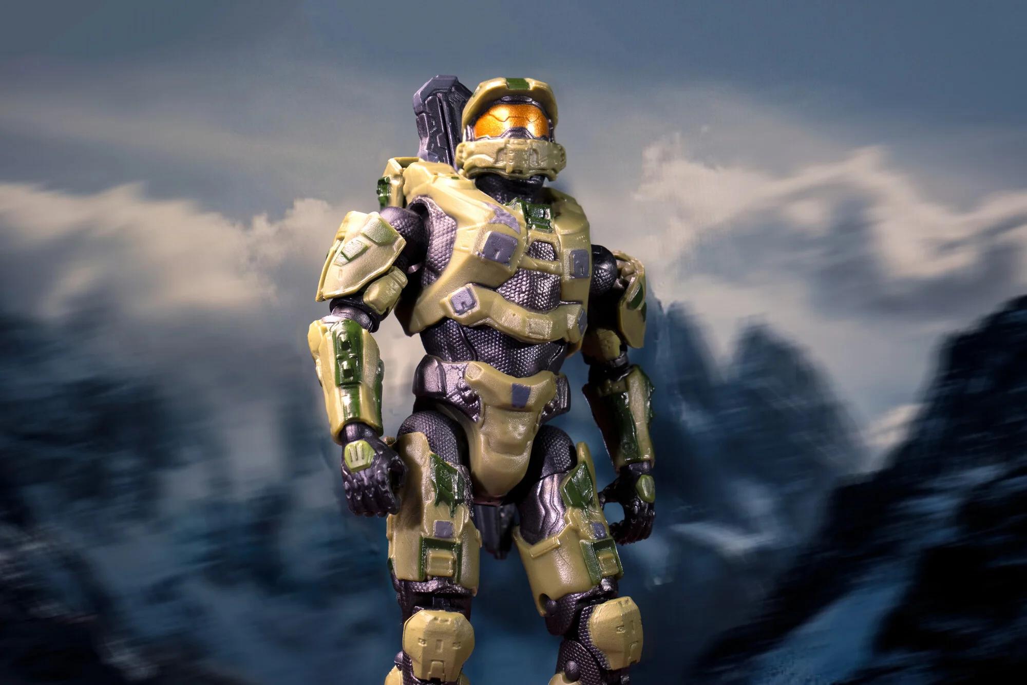 Master Chief (Halo 4) - Collectible Figure with Detailed Armor and Weapon, Green Outfit