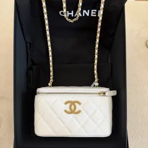 Pre-owned CHANEL White Patent Quilted Mini Vanity Case Gold Hardware Chain Crossbody Bag