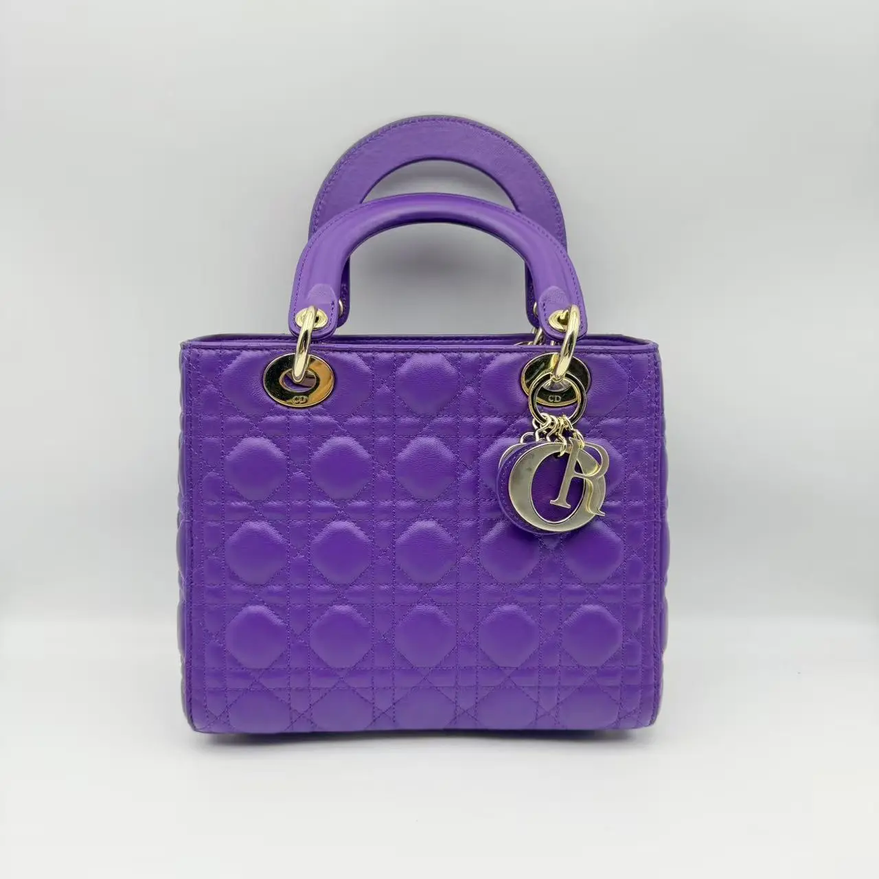 Pre-owned Dior hz9 Lady Dior, purple with gold tone hardware, lambskin, medium size (5 slot), handbag/crossbody bag. 70996