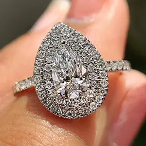Elegant and stylish women's ring, pear-shaped with synthetic cubic zirconia, a timeless and fashionable design, perfect for engagements, wedding anniversaries, birthday gifts, parties, and evening wear.