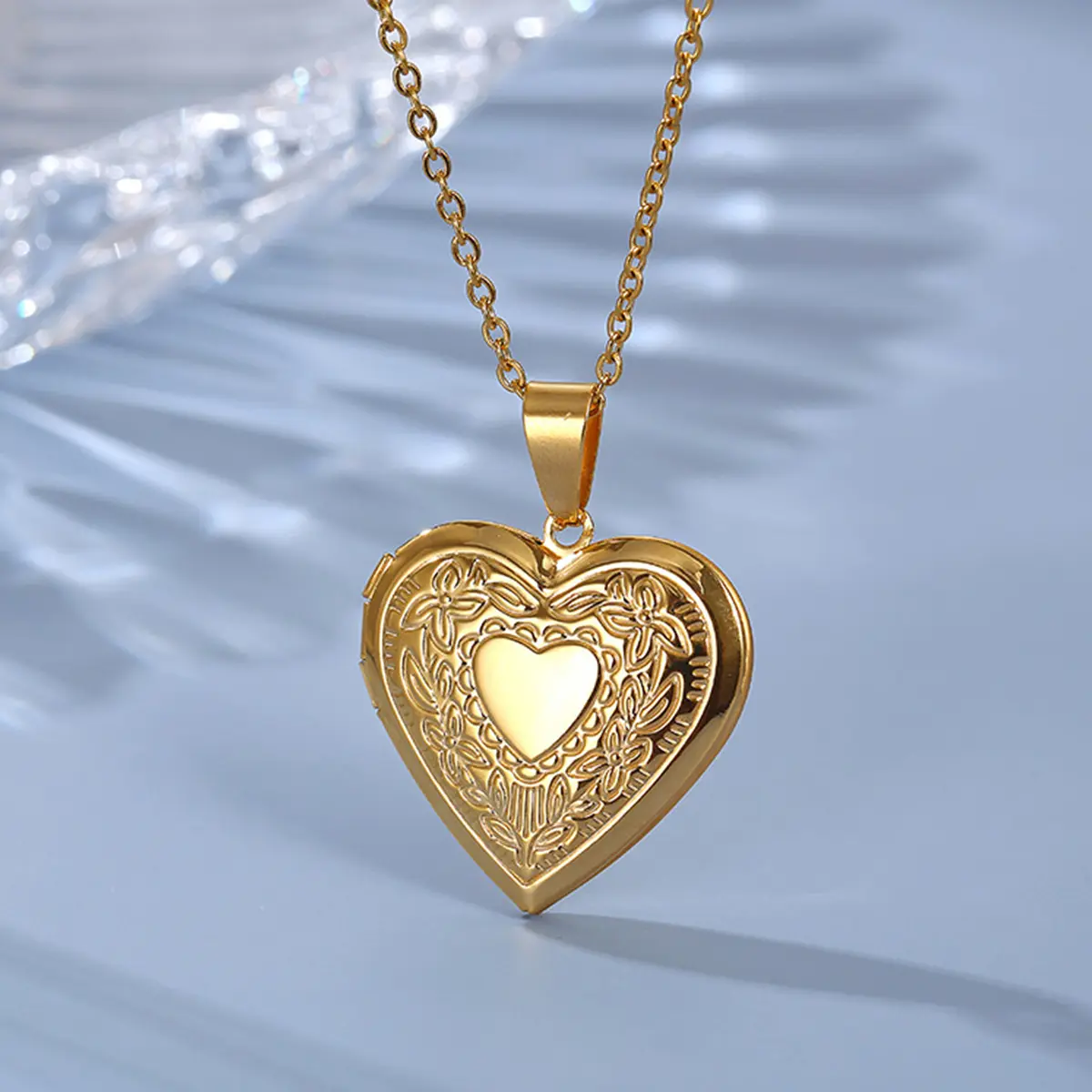 Stainless Steel Heart-Shaped Photo-Holding Pendant Necklace - Exquisite Pattern Emblem, Durable Fade-Resistant Loop, Engraved Heart Locket, Collectible Fashion Statement Jewelry for Lovers (Birthday Gift), Heart Locket Necklaces, Emblem Necklaces