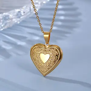 Creative Heart-shaped Pendant Necklace That Can Hold Photos, with Exquisite Pattern Design and Commemorative Significance. Made of Durable Stainless Steel Material That Does Not Fade, It Is Suitable As A Thoughtful Gift for Family, Friends, and Lovers