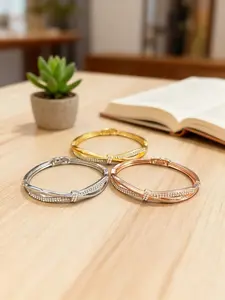 A fashionable and elegant diamond encrusted bracelet, suitable for daily wear, vacation dates, and other occasions, and also a surprising and exquisite small gift.