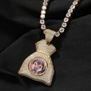 Hip-hop style creative money bag-shaped round memory photo frame pendant is a personalized DIY photo necklace. It can be customized with a photo and makes a great gift for family, loved ones, or friends.