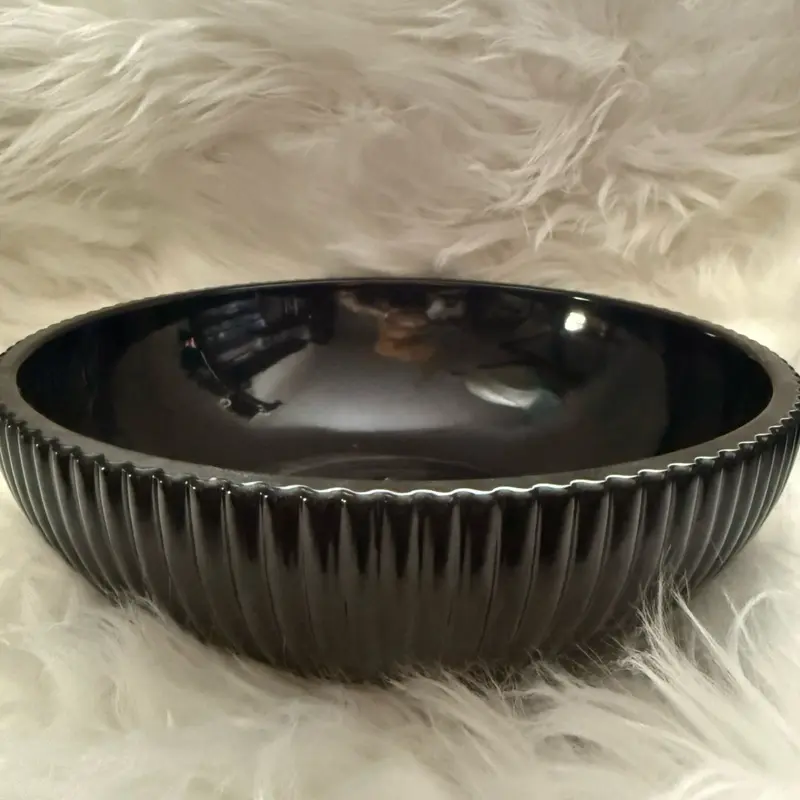 Black Elegant Resin Bowl - Elegant Tableware with Smooth Finish and Decorative Edge