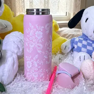 Pink lace dual-drink outdoor sports water bottle with straw, 32 oz/945 ml capacity, perfect for camping and cycling outdoors. Features one-handed opening/closing design, double-layer vacuum insulation, and clip-lock portability. Keeps ice blocks warm for