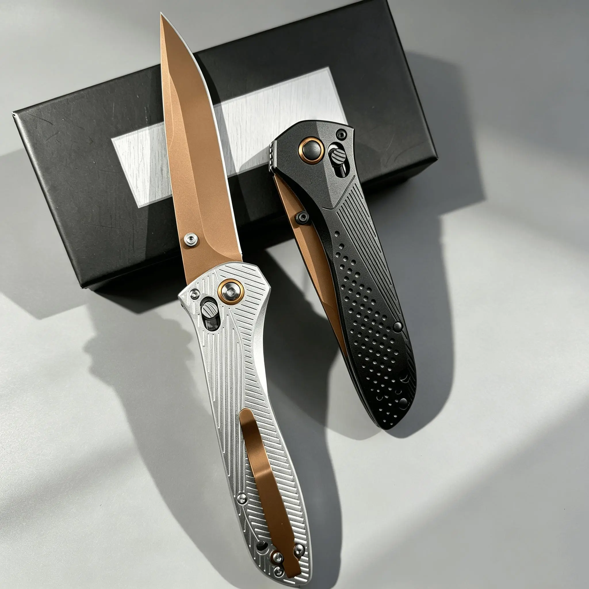 H710 Taschenmesser mit strukturiertem, gestreiftem Griff zeichnet sich durch seine robuste und langlebige Konstruktion aus und eignet sich perfekt für Outdoor-Aktivitäten und den täglichen Gebrauch.
