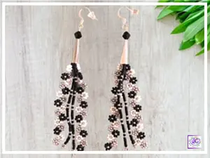 Black and White Beaded Daisy Flower Earrings, Dangle and Drop, Gifts for Her, Dainty Earrings, Daisy Earrings, Flower Earrings, Handmade