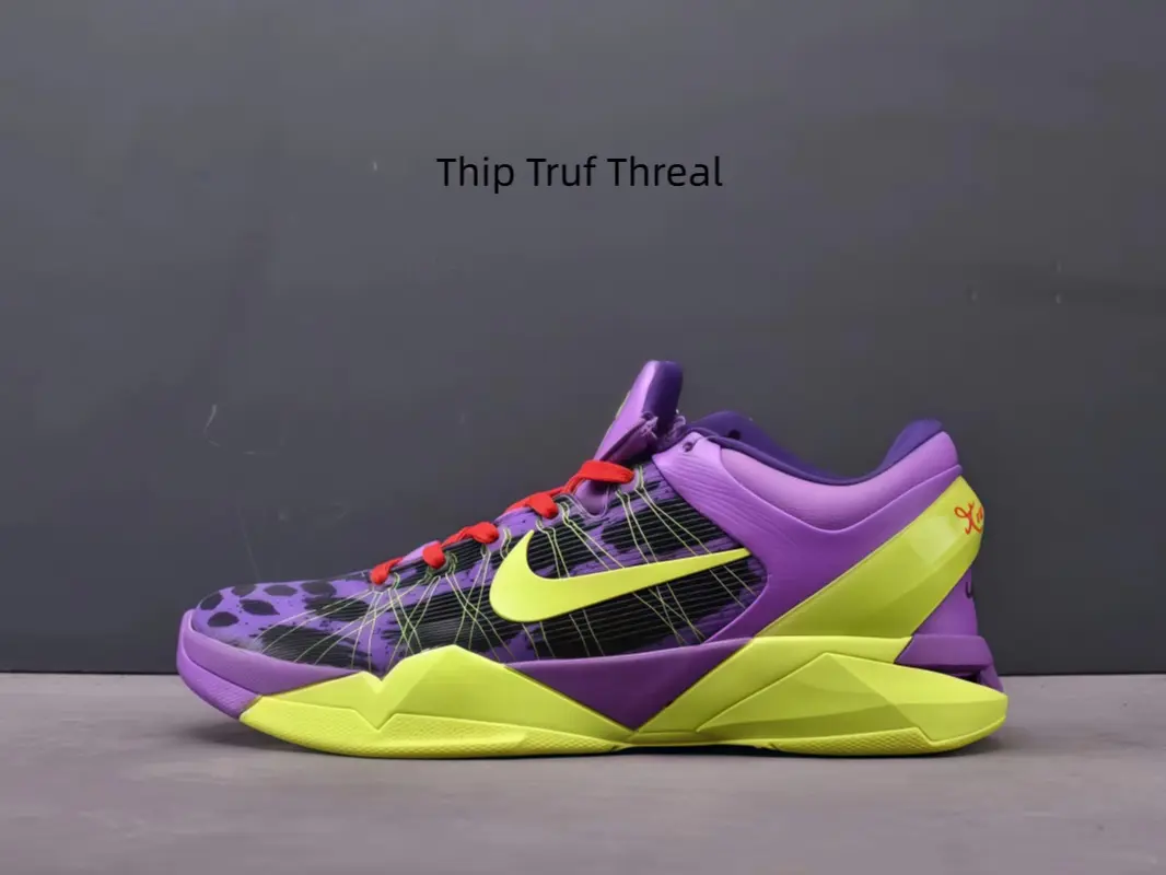 Exquisitely constructed functional sneakers with stretch spotted knit fitting foot curves naturally. Contrast color side mark acts as visual highlight, thick segmented outsole provides reliable grip on hard indoor courts.