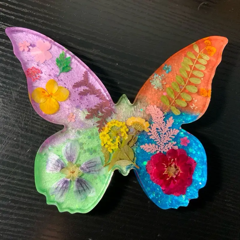Butterly Made Resin Artwork - Colorful Butterfly Design with Glitter and Dried Flowers - Unique Visual Effect - Handcrafted Resin Sculpture