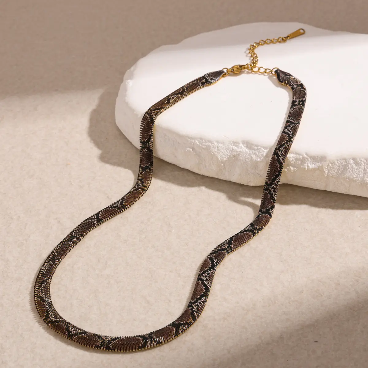 Snake Print Metal Necklace for Women, Statement Jewelry for Everyday Wear and Party Outfits