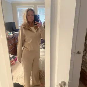 Product Review of Women 2 Piece Outfits Sweatsuit Oversized Sweatshirt Sweatpants Tracksuit Sweat Lounge Matching Set 2025 Fall Trendy Polyester Womenswear from L**y A**r