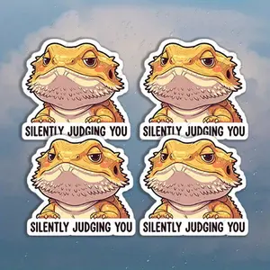4PCS/SET "Sassy Bearded Dragon + SILENTLY JUDGING YOU Text" Minimalist Cute-Cool Sassy Sticker For Car Door/Laptop Minimalist Cute Fun Goodie Adds Sleek Sassy Contrast Cute Texture Top For Minimalist Cute-Cool Roast Style Fans