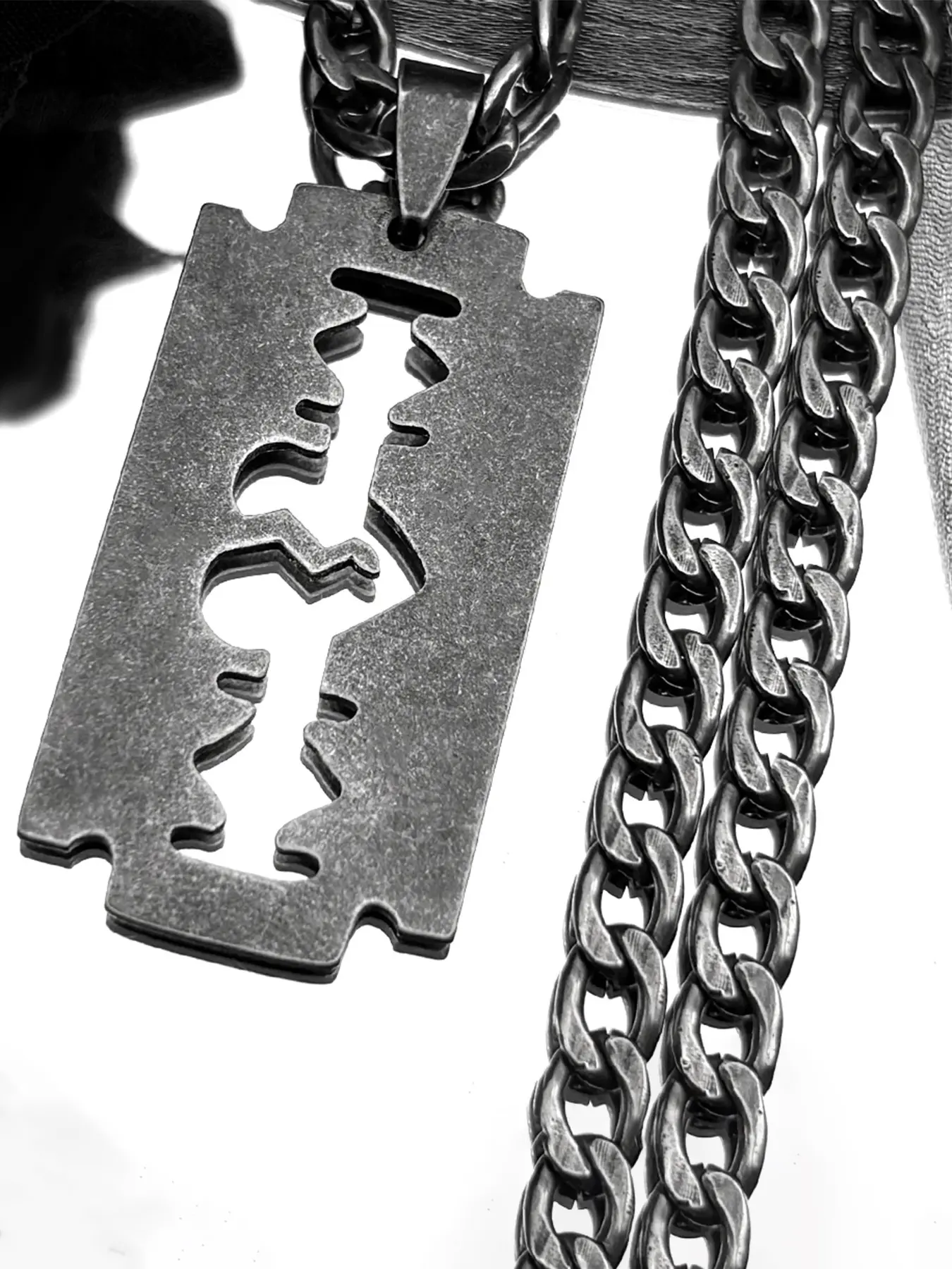 Razor Blade Pendant Chunky Costume Jewelry Necklace for Men Women Black Color Stainless Steel Gothic Mystery Jewelry Steampunk Grunge Hip Hop Cuban Link Design Chain Necklaces
