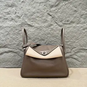 Pre-owned HERMÈS Leather tote bags Hermes Lindy 26 Taurillon Clemence 18 Etoupe (po1221a2)