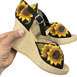 Mexican Huaraches Handmade Flatform Women's Shoes with flower Pattern & open Toe Comfortable Casual - plataforma broche bordadas - hecho en Chiapas - hecho en México - plataforma artesanal bordado - embroidered Mexican