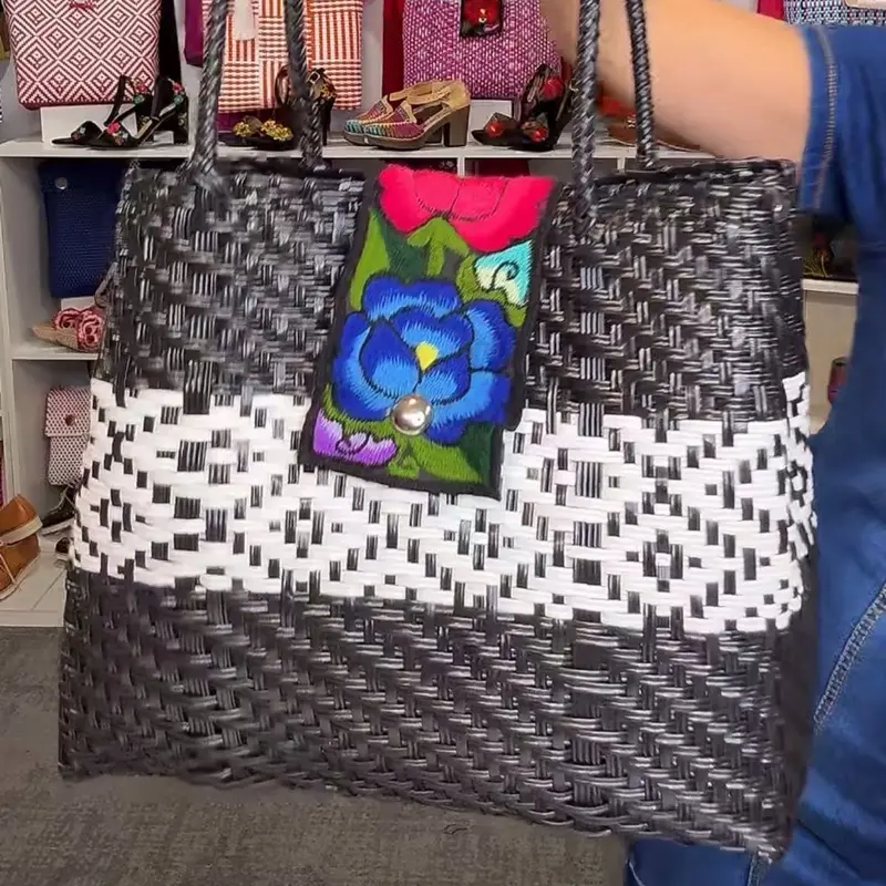 Bolsa plastico grande $55 - Eco-Friendly Recycled Plastic handbag - Hermosa Bolsa hecha con plástico reciclado - Artisanal Handcrafted Mexican Handbag, bolsa artesanal hecha en México