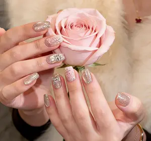 Snowpiercer High-Custom Hand-Painted Snowflake Skin-Tone Brightening Highlight Coated Wearable Nails with Elegant Snowflake Design，10 Pieces Handcrafted