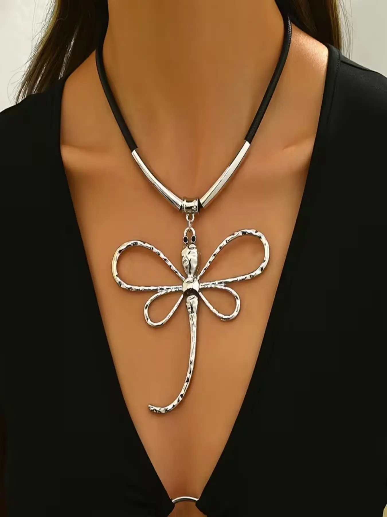 Fashionable 3D Dragonfly Pendant Necklace, Perfect for Daily Wear and Parties, Unique and Stylish Jewelry Accessory