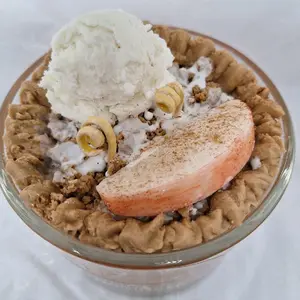 Homemade Apple Streusel Candle - Perfect for Home Decor and Aromatherapy