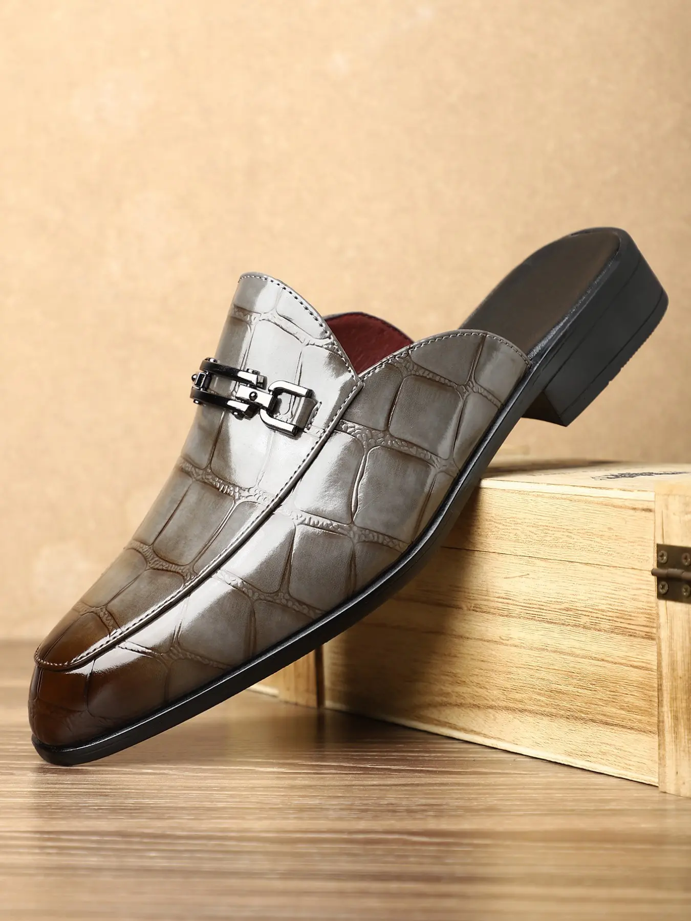 Men's Casual Crocodile Pattern Metallic Flat Slippers, Metal Buckle, PU Material, Indoor & Outdoor Use, All Seasons, Daily Wear, Footwear