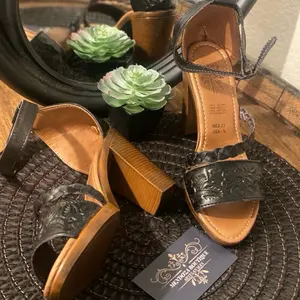 CINCELADOS BLACK HEEL SANDAL WOMAN