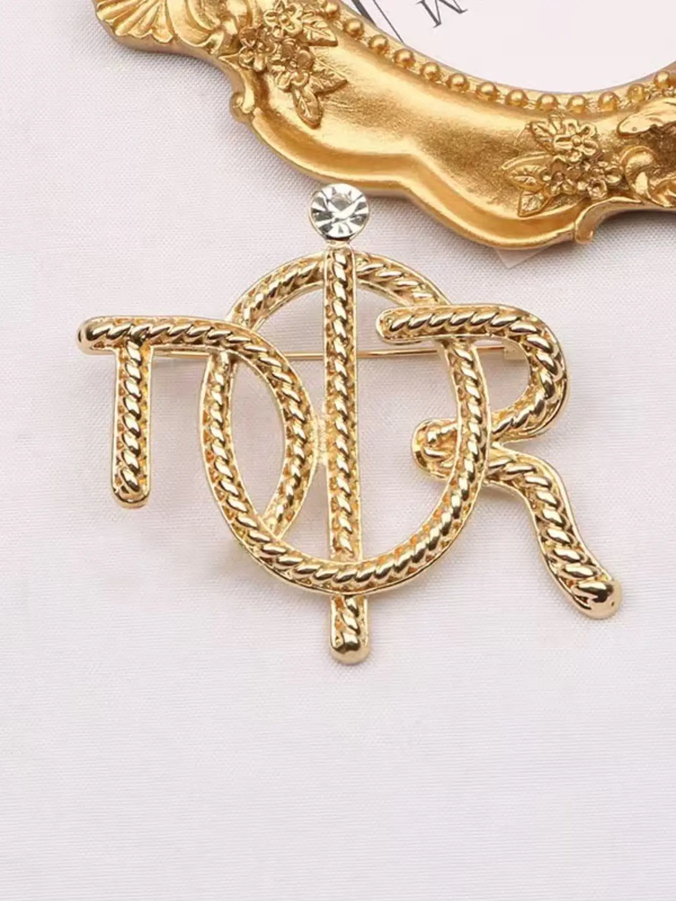 Fashion Vintage Elegant Twisted Knot Luxury Letter Personalized Exquisite Alloy Brooch Pin, Perfect for Any Occasion, Single Pack, Stylish Lapel Accessory