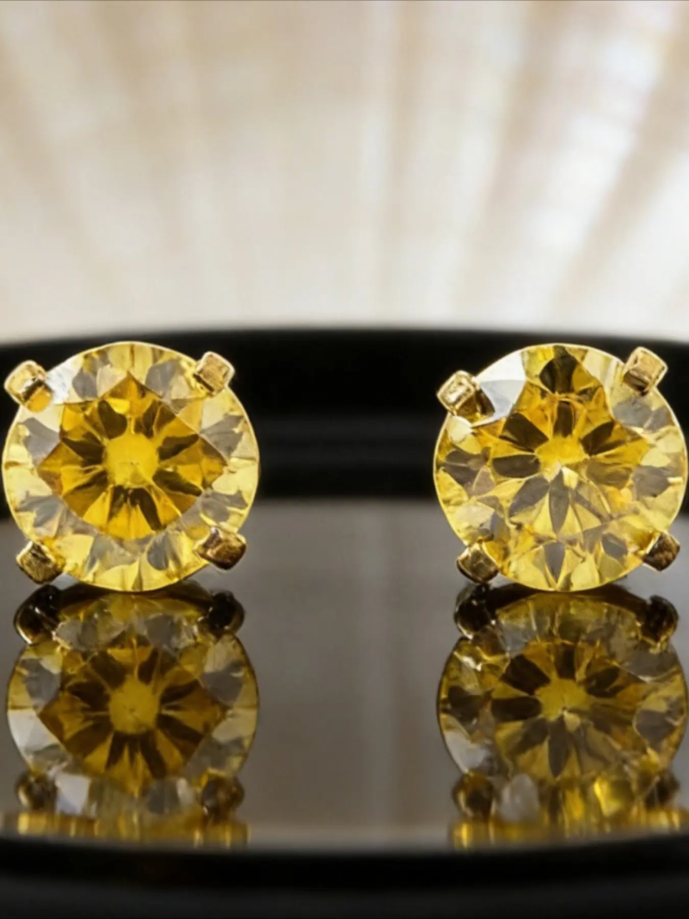 1pair 2Carat Classic Round Cut Yellow Synthetic Moissanite Golden Four-claw Stud Earrings with Fashionable Design, It Exudes Nobility in Formal Settings and Is An Excellent Gift for Festivals