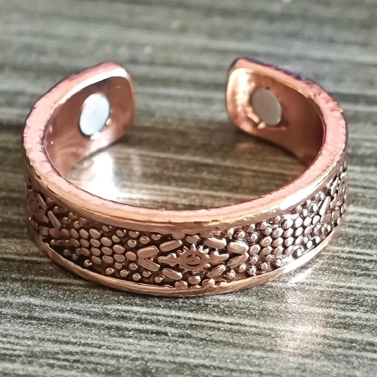 One Piece of a Easy And Adjustable Copper Magnetic Ring, Perfect for Fingers And Thumbs, Featuring a Minimalist And Trendy Design, Suitable for Everyone, Making It a Great Gift for Friends, Ideal for Everyday Wear