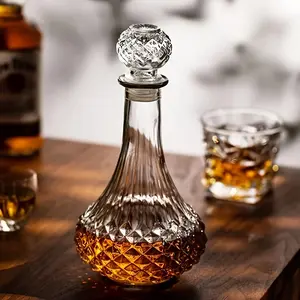 Vintage Style Glass Whiskey Shaker, Premium Shaker, Perfect for Homes, Kitchens, and Bars, Ideal Aerator for Spirits and Wines, 1pc