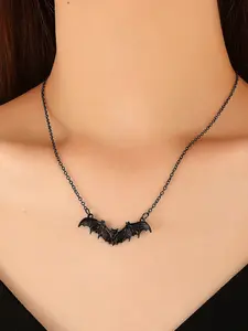 Halloween bat necklace, black chain paired with exquisite bat pendant, mysterious and cool. Wearing it around the neck instantly injects unique personality into the design, making it easy to handle niche trends Dangling charms necklace