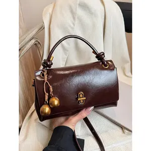 2026 Niche Design Retro Exquisite Flap Handbag with Elegant Textured Finish, Large-Capacity Classic Personalized Crossbody Bag, Casual Shoulder Bag Suitable for Daily Commuting, Work and Gatherings