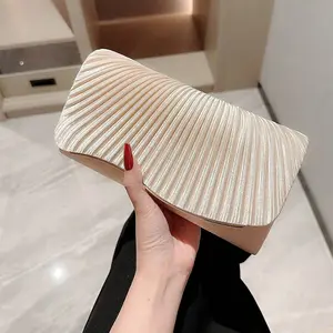New European and American women's satin pleated banquet bag, bridal wedding bag, versatile banquet shoulder bag, crossbody chain bag, perfect for weddings, conferences, banquets, parties, and dances during the wedding season. The best gift for women