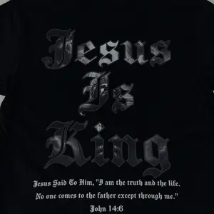 Jesus is king T-Shirt