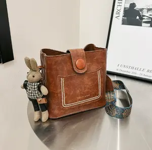 High sense casual trend Fashion commuter bucket bag Niche simple fashion crossbody bag (with pendant)