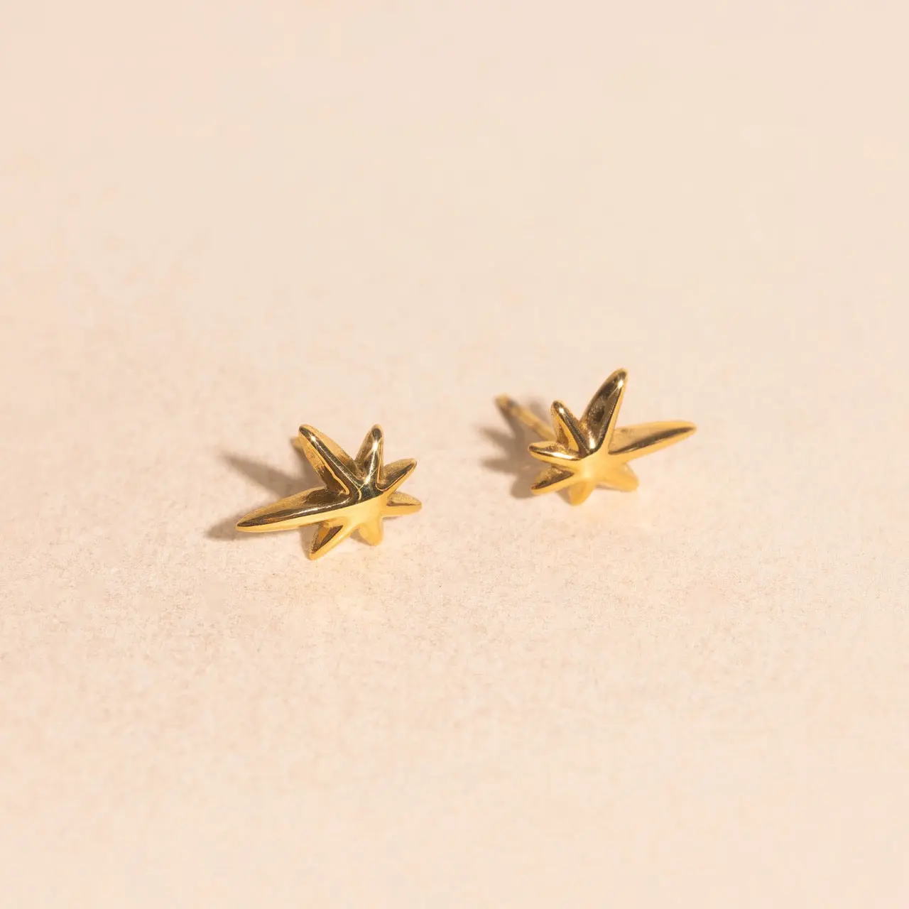 OH CLEMENTINE Unisex Hypoallergenic Metal Starfire Stud Earrings, Multi-Size Costume Fashion Accessory, Minimalist, Star Shape