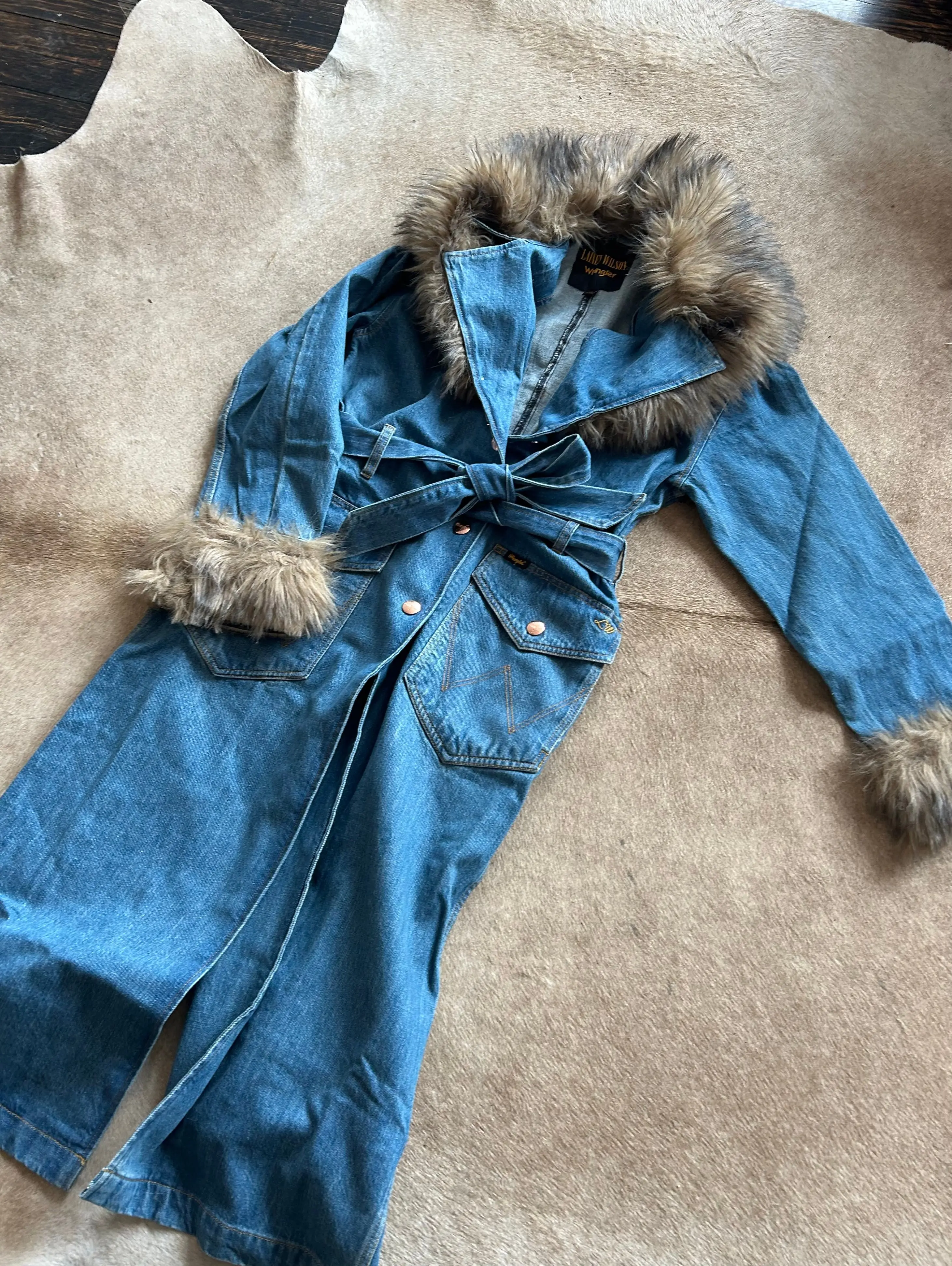 Wrangler Lainey Wilson Penny Women's Belted Maxi Coat, Long Sleeve 100% Cotton Denim with Faux Fur Collar, Jackets, Snap, Plain, Maxi Length, Casual, Tops