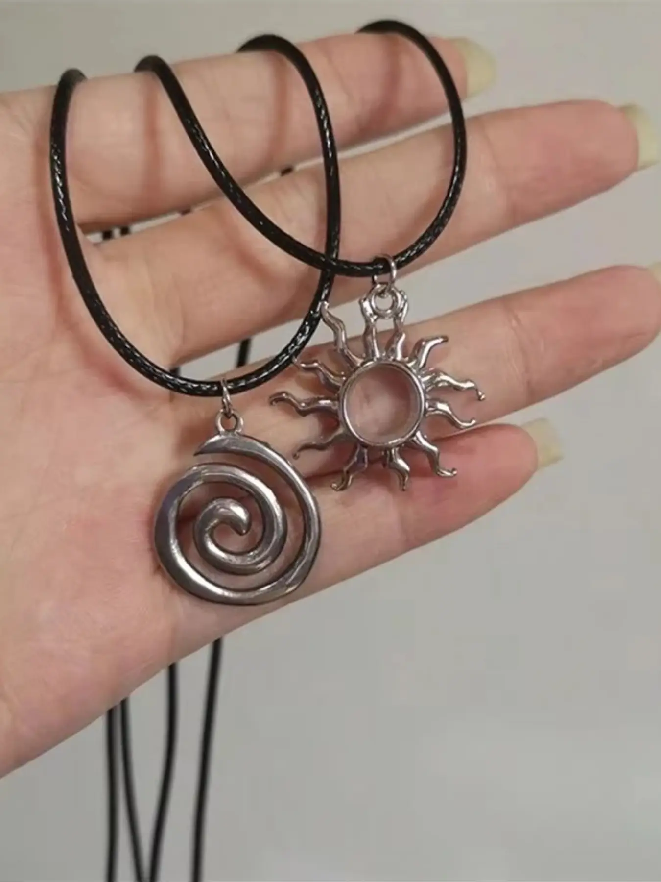 1 Piece of Retro Hip-hop Minimalist Spiral Sun Metal Pendant Leather Necklace, Personalized and Versatile, Suitable for Both Men and Women, Daily Commuting Party Necklace