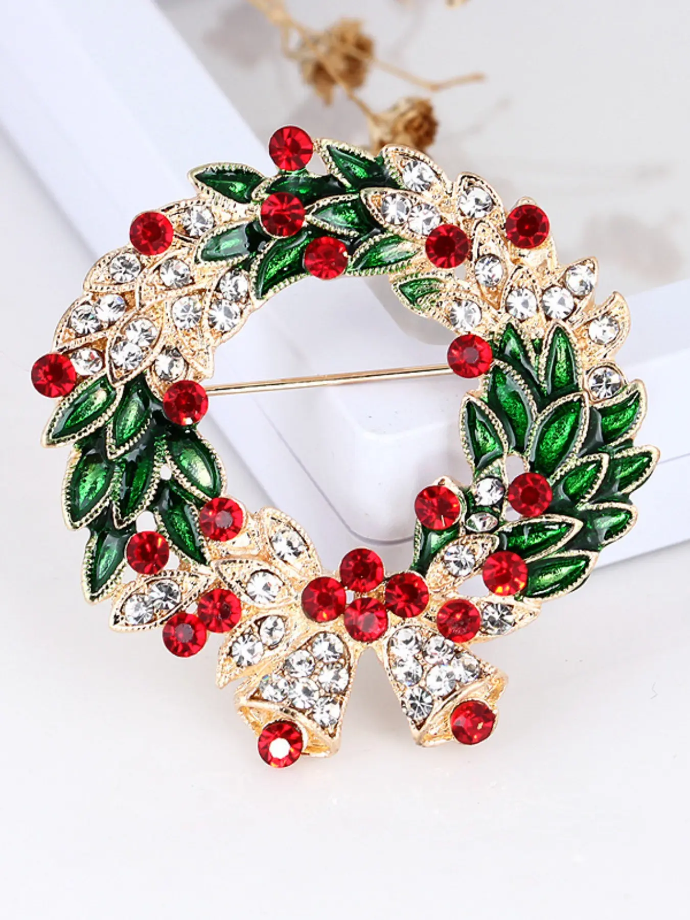Luxury Retro Christmas Ring Brooch, Elegant Cartoon Pattern, All-Season Fashion Accessory, Versatile Anti-Slip Pin, Festive Essential