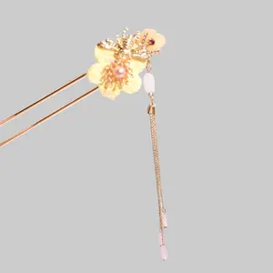 BLING EMPIRE Bumblebee Blossom Hand-Knitted Kanzashi Hairpin, Cottagecore Mixed Media Hair Accessory with Floral Motif, Secure Prongs for Casual Wear