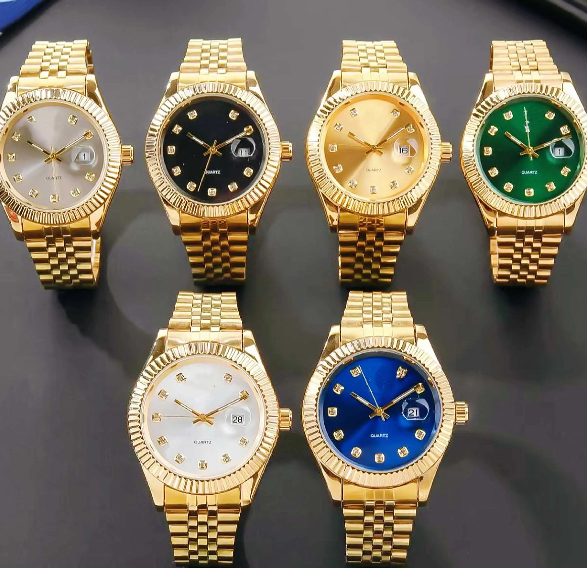 The multi-color dial in silver, black, gold, green, white and blue, along with the gold circular bezel, 40mm, stainless steel bracelet, equipped with an accurate quartz movement, simple and elegant